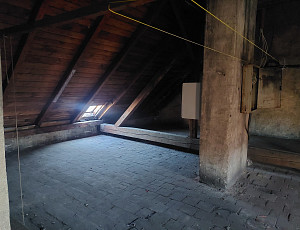 Zateplení stropu bytového domu pomocí foukané izolace